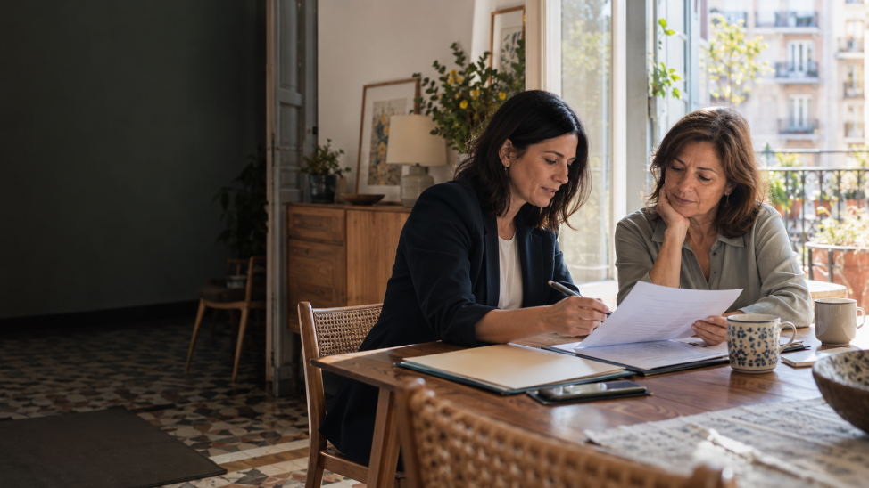 Familia revisando una herencia con asesoramiento profesional en Barcelona